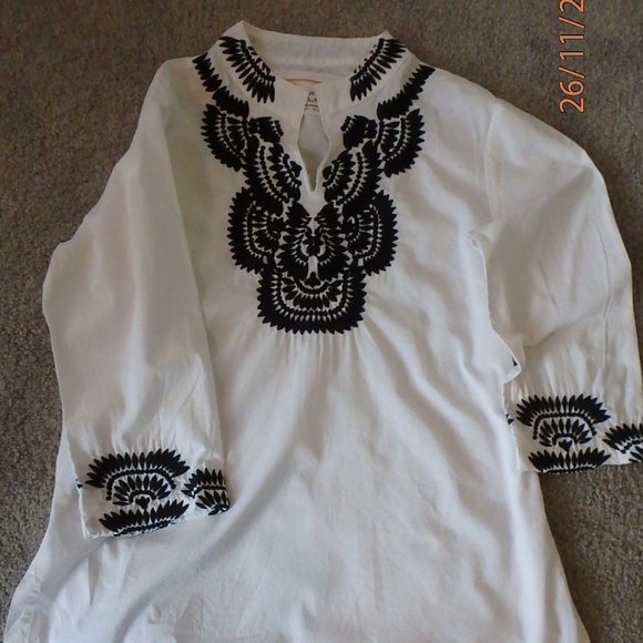 Aventura Tops - GORGEOUS embroidered Aventura blouse/tunic